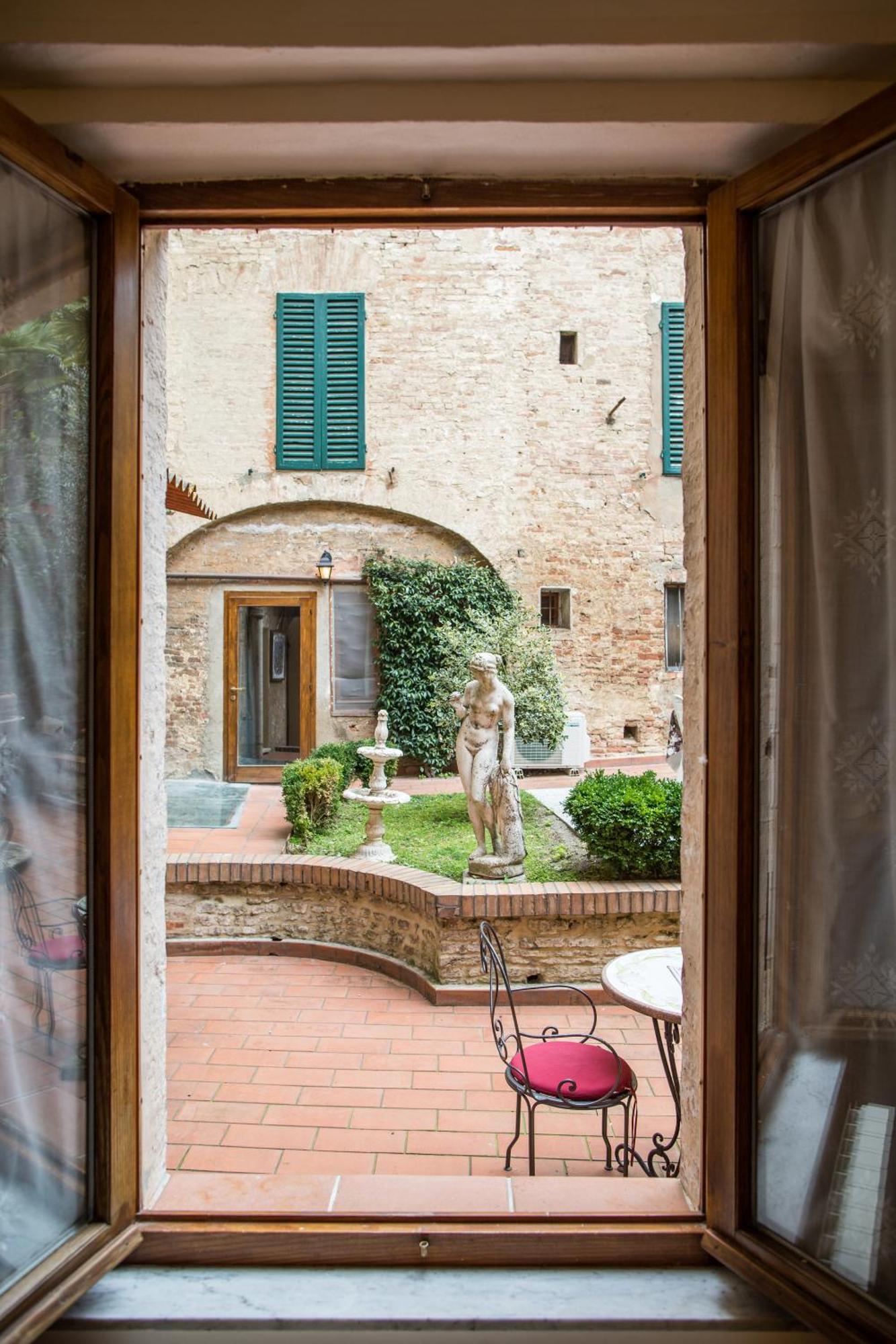 Piazza Paradiso Accommodation Siena Ruang foto