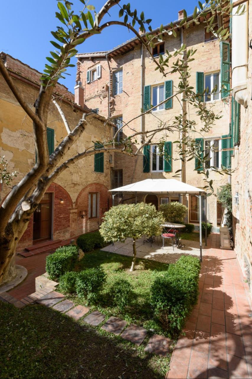 Piazza Paradiso Accommodation Siena Bagian luar foto